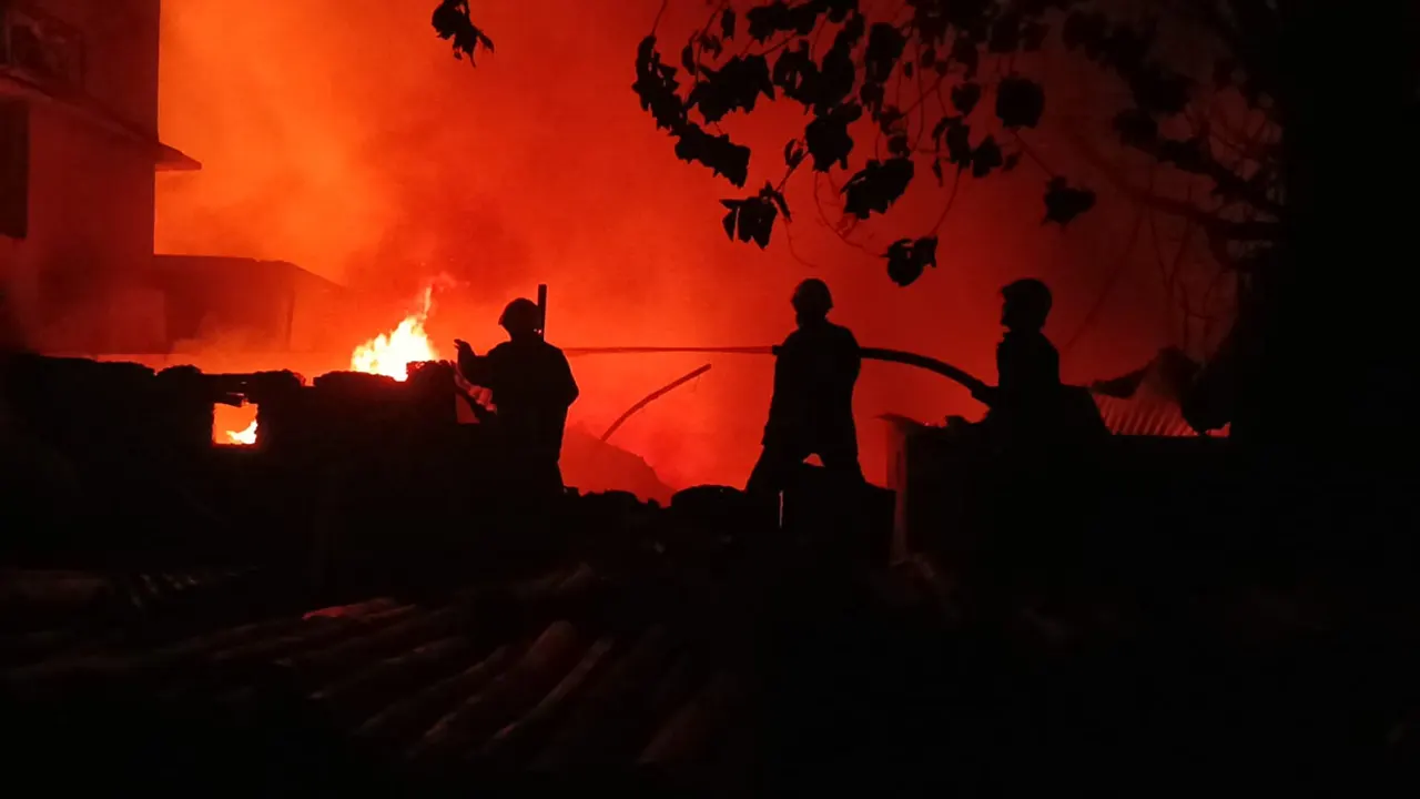 রাজধানীর খিলগাঁওয়ে ভয়াবহ আগুন। ছবি : সংগৃহীত