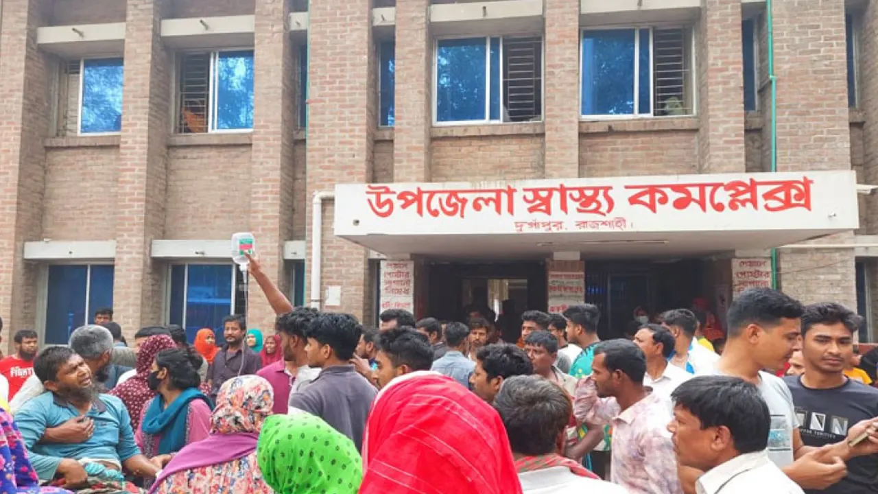 উপজেলা স্বাস্থ্য কমপ্লেক্সের সামনে উৎসুক জনতা। ছবি : কালবেলা