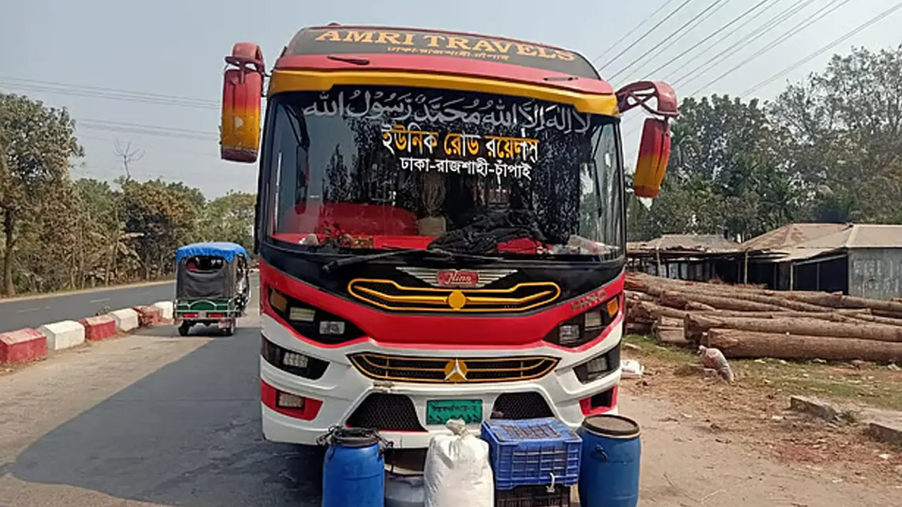 ঢাকা–রাজশাহী পথে চলাচলকারী যাত্রীবাহী বাসটিতে ডাকাতির ঘটনা ঘটে। ছবি : সংগৃহীত