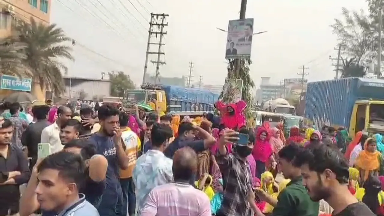 বকেয়া বেতনের দাবিতে পোশাক শ্রমিকদের সড়ক অবরোধ। ছবি : কালবেলা