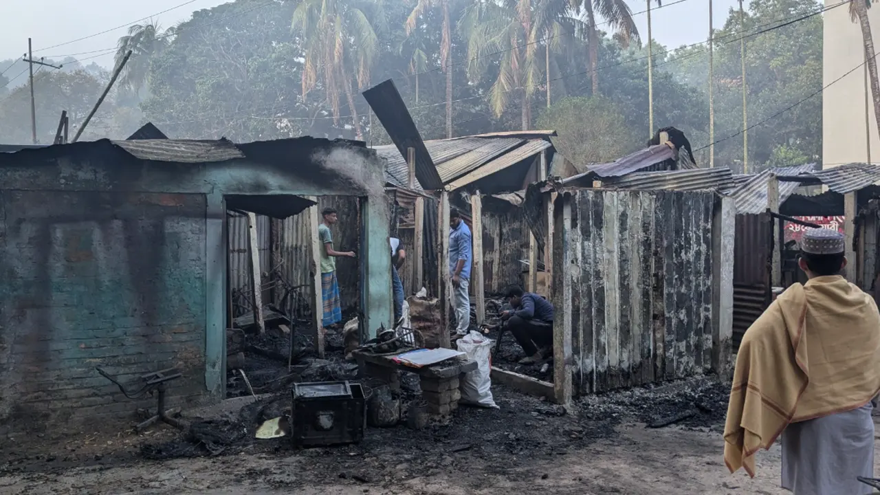চবিতে শাহ আমানত হল সংলগ্ন একটি খাবার হোটেলসহ চারটি দোকান আগুনে পুড়ে গেছে। ছবি : সংগৃহীত
