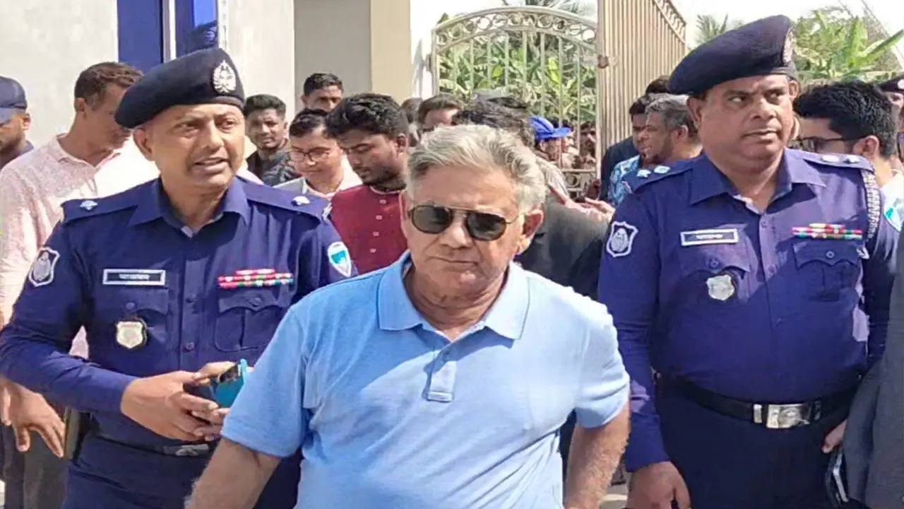 নিঝুম দ্বীপে ইজিআইএমএনএস শীর্ষক প্রকল্পের লাইট হাউসের কার্যক্রম পরিদর্শন করছেন এম সাখাওয়াত হোসেন। ছবি : কালবেলা