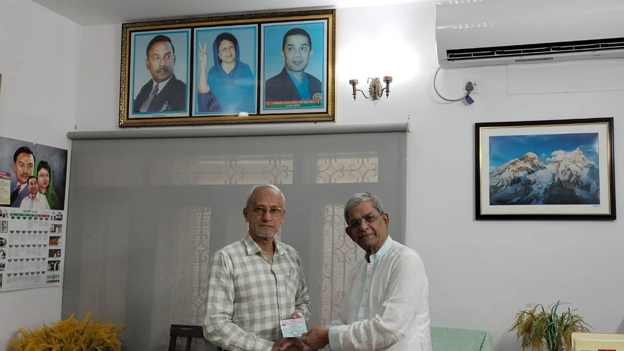 বিএনপি মহাসচিব মির্জা ফখরুল ইসলাম আলমগীরের হাত থেকে সদস্য নবায়ন রশিদ বুঝে নেন ফজলে এলাহি আকবর। ছবি : কালবেলা