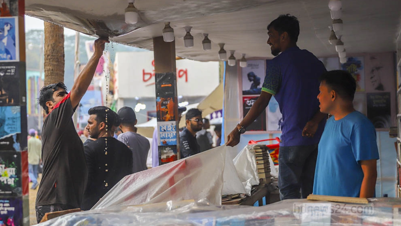 কোনোভাবে পলিথিন দিয়ে ঢেকে বইগুলো ভেজা থেকে রক্ষার চেষ্টা। ছবি : সংগৃহীত