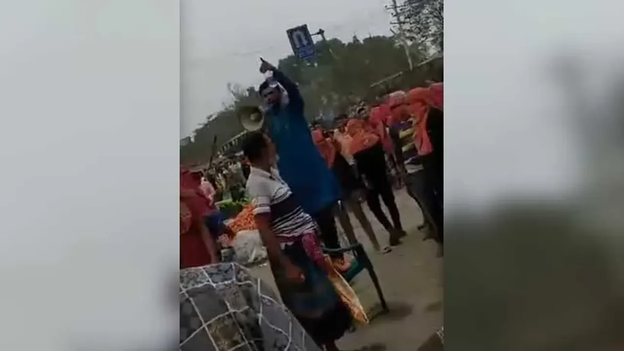 মাইক হাতে যুবদল নেতা জাহাঙ্গীর আলম পিন্টু। ভিডিও থেকে নেওয়া ছবি