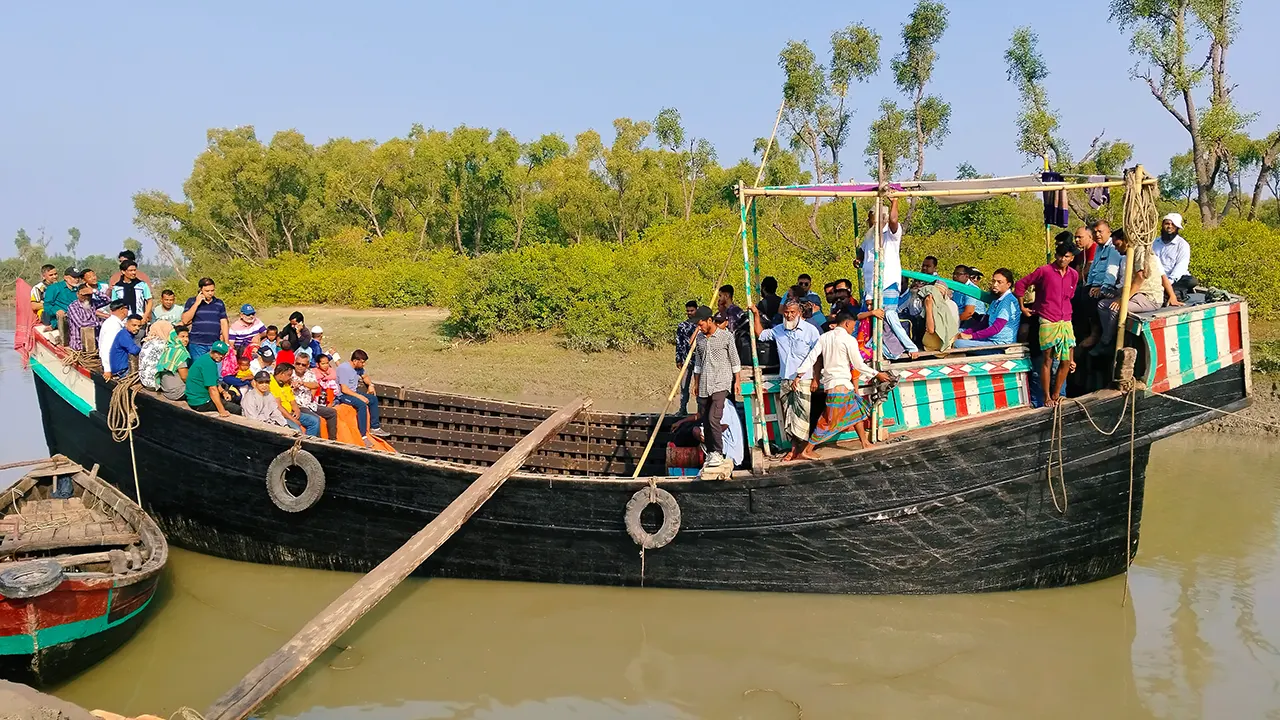 নৌকায় করে নিঝুমদ্বীপে আসা পর্যটক। ছবি : কালবেলা