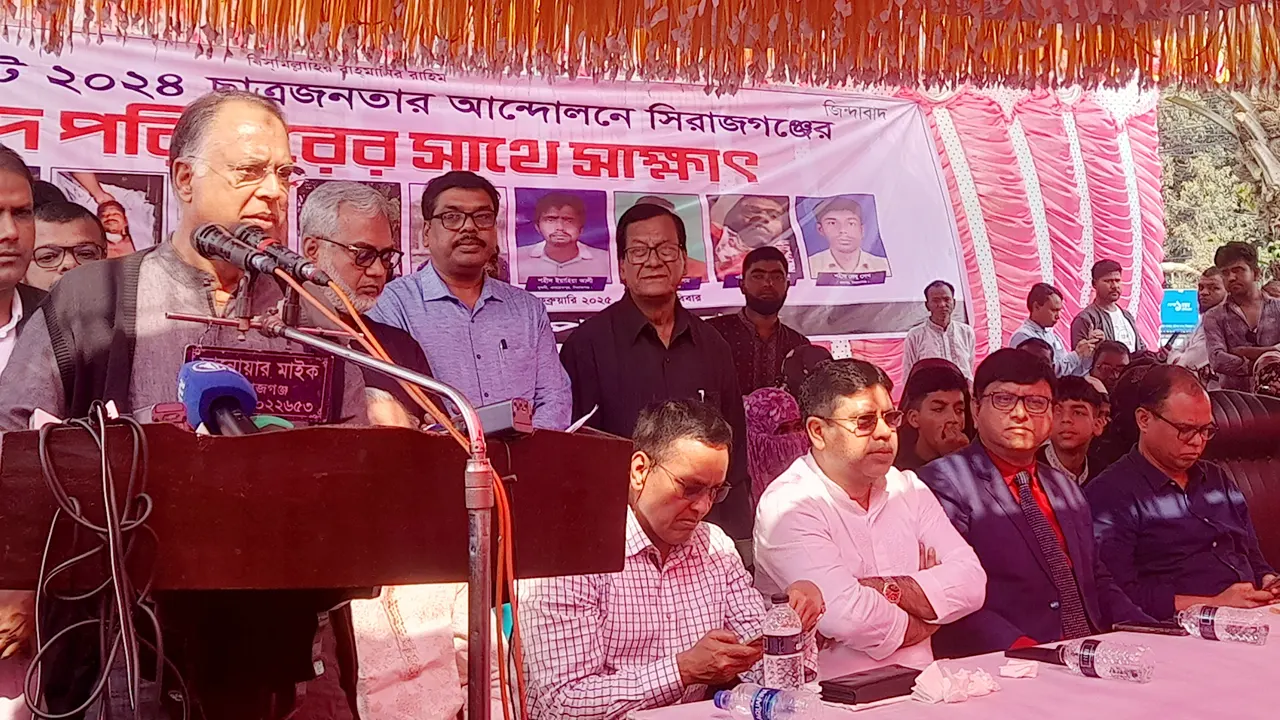 সিরাজগঞ্জে আন্দোলনে শহীদ পরিবারের মাঝে আর্থিক সহায়তা প্রদান অনুষ্ঠানে বক্তব্য দেন ইকবাল হাসান মাহমুদ টুকু। ছবি : কালবেলা