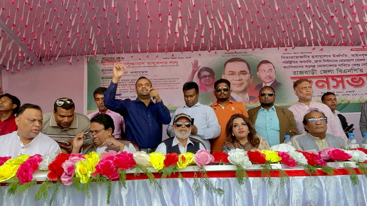 রাজবাড়ীতে বিএনপির জনসভায় শামা ওবায়েদ ইসলামসহ অতিথিরা। ছবি : কালবেলা