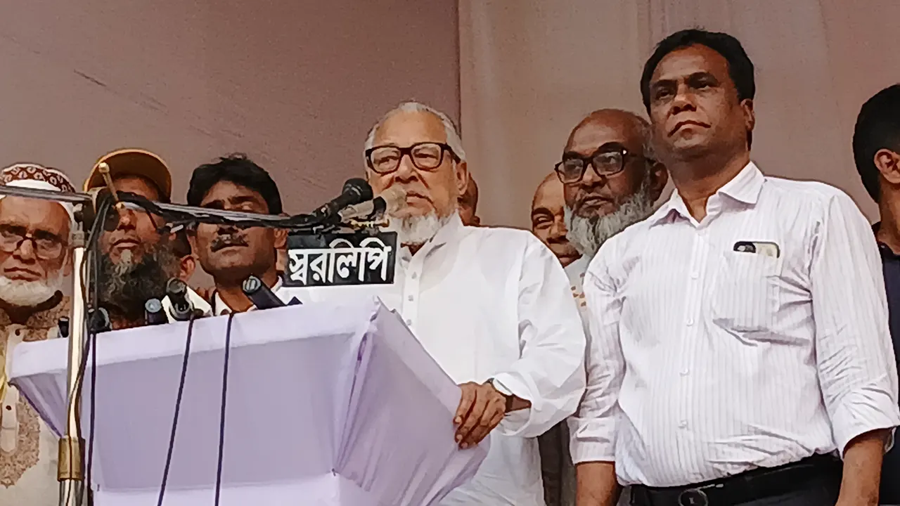 টাঙ্গাইলে বিএনপির এক গণসংবর্ধনায় বক্তব্য দেন নজরুল ইসলাম খান। ছবি : কালবেলা