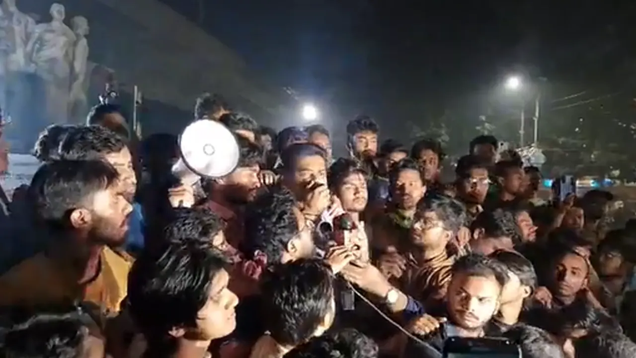 বিক্ষোভ মিছিল করেছেন ঢাকা বিশ্ববিদ্যালয়ের একদল শিক্ষার্থী। ছবি : সংগৃহীত