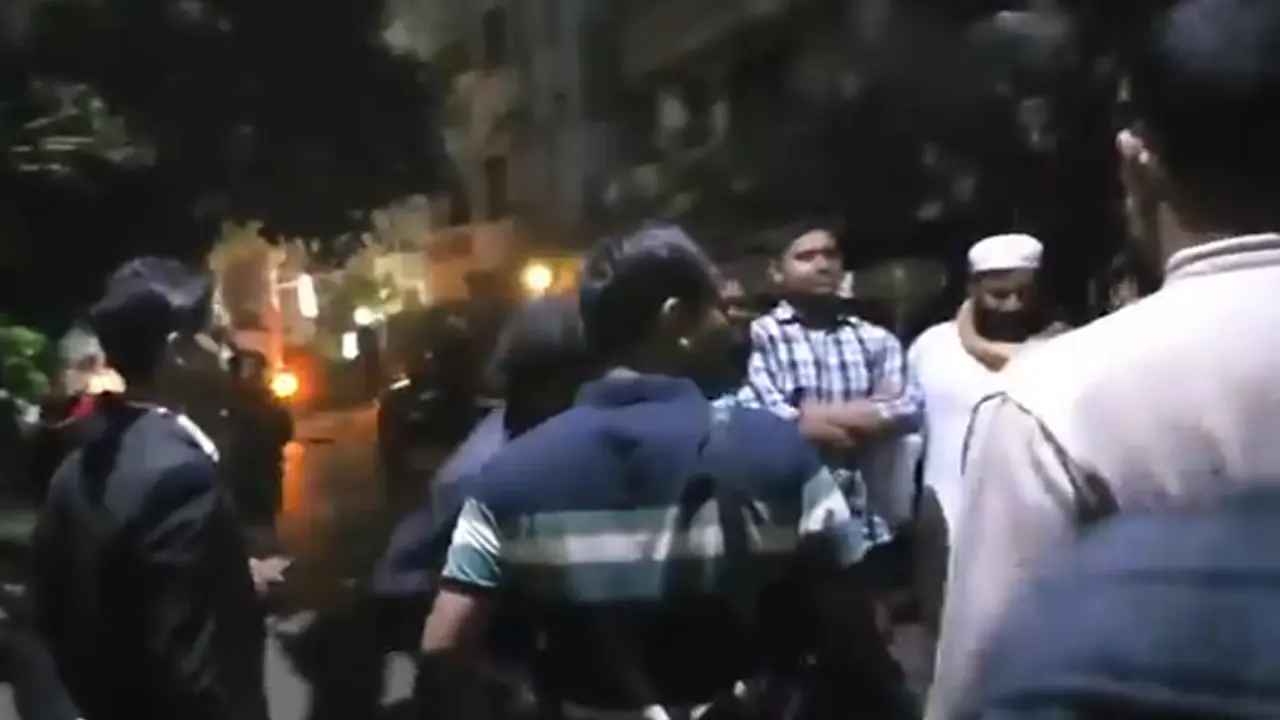 স্বরাষ্ট্র উপদেষ্টার বাসার সামনে হাসনাত আব্দুল্লাহ। ছবি : সংগৃহীত