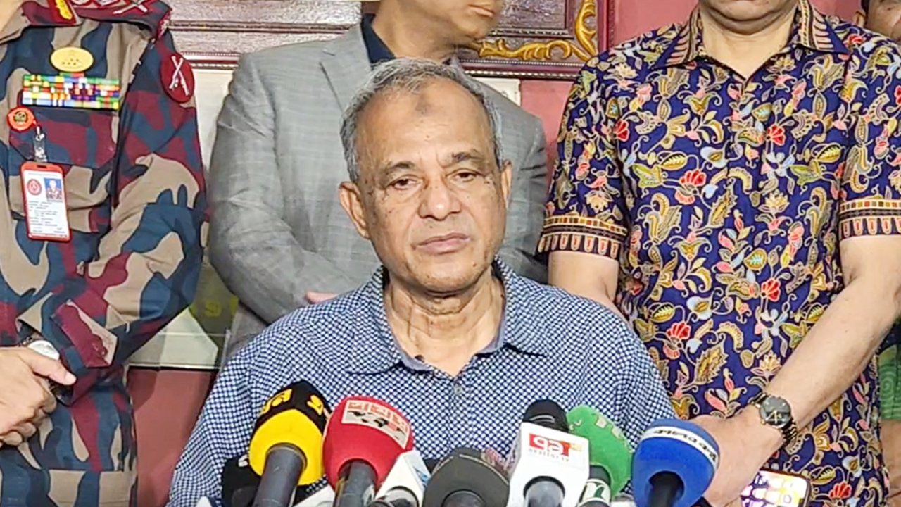 সংবাদ সম্মেলনে স্বরাষ্ট্র উপদেষ্টা লেফটেন্যান্ট জেনারেল (অব.) মো. জাহাঙ্গীর আলম চৌধুরী। ছবি : সংগৃহীত