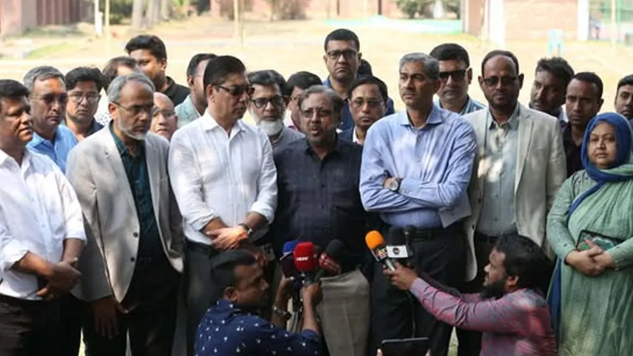 সংসদ ভবন এলাকায় বিএনপির বর্ধিত সভার প্রস্তুতির পরিদর্শন শেষে সাংবাদিকদের সঙ্গে কথা বলেন শহীদ উদ্দীন চৌধুরী এ্যানি। ছবি : কালবেলা