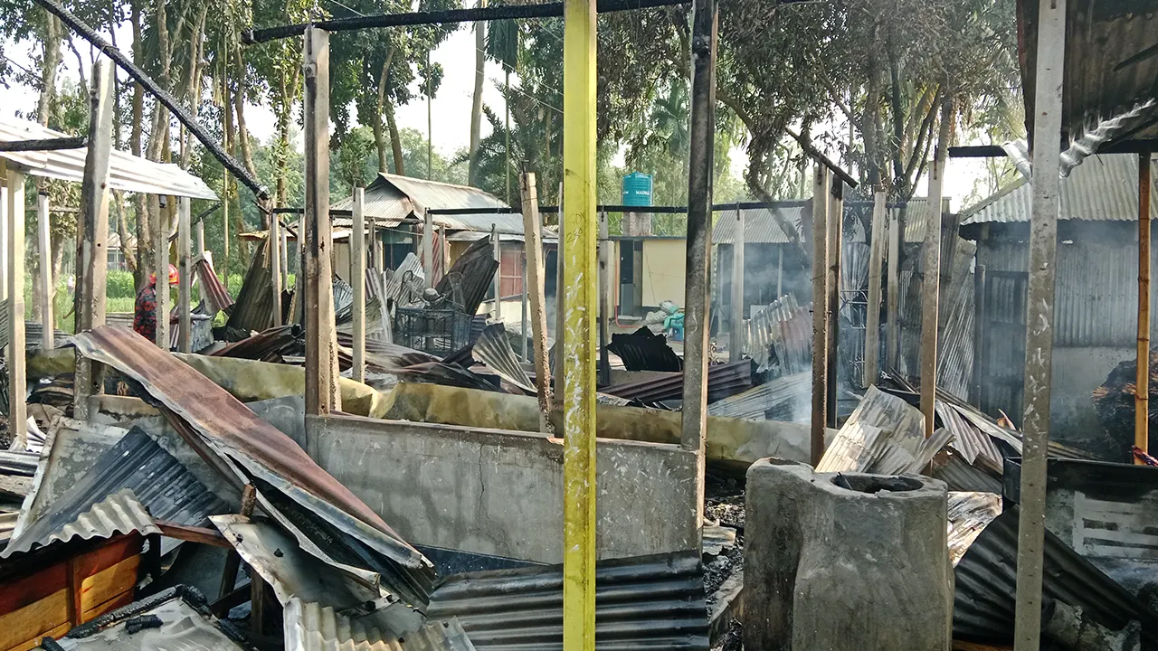 হিজবুত তাওহীদ কর্মীদের সঙ্গে এলাকাবাসীর সংঘর্ষের একপর্যায়ে পুড়িয়ে দেওয়া হয় বাড়িঘর। ছবি : কালবেলা