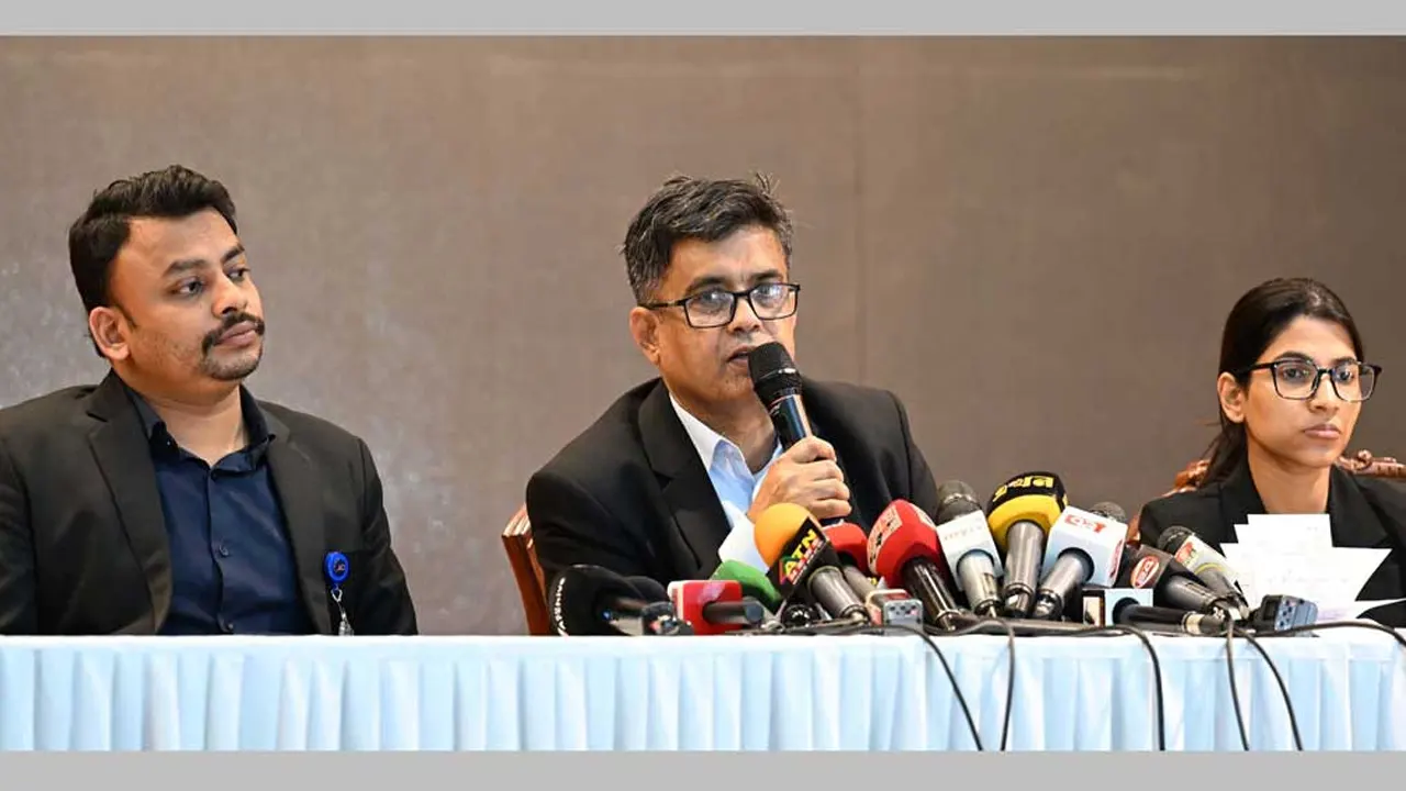 রাজধানীর ফরেন সার্ভিস একাডেমিতে সোমবার রাতে ব্রিফিংয়ে প্রধান উপদেষ্টার প্রেস সচিব শফিকুল আলম। ছবি : সংগৃহীত