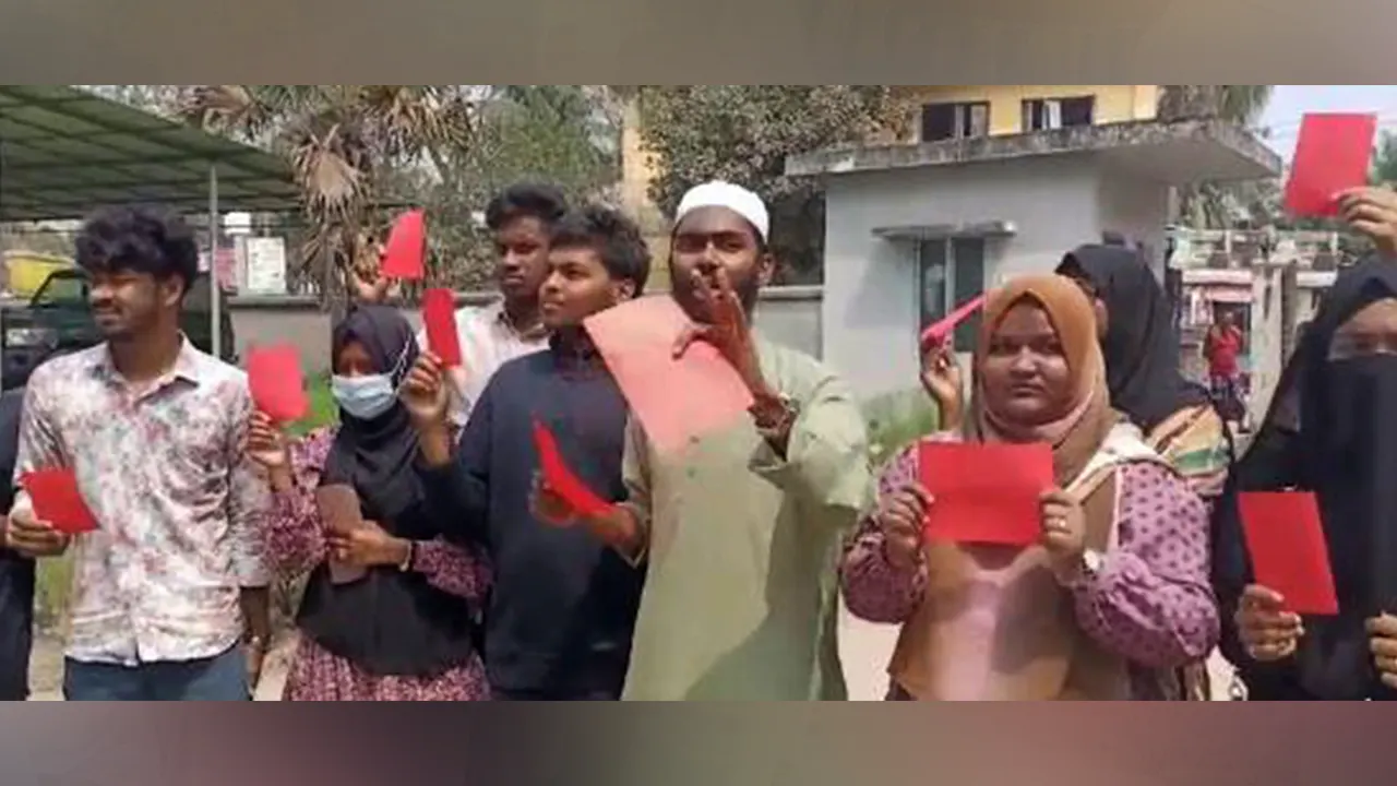 পটুয়াখালীর বাউফলে প্রশাসনকে রেড কার্ড প্রদর্শন করেছে বৈষম্যবিরোধী ছাত্র আন্দোলন। ছবি : কালবেলা