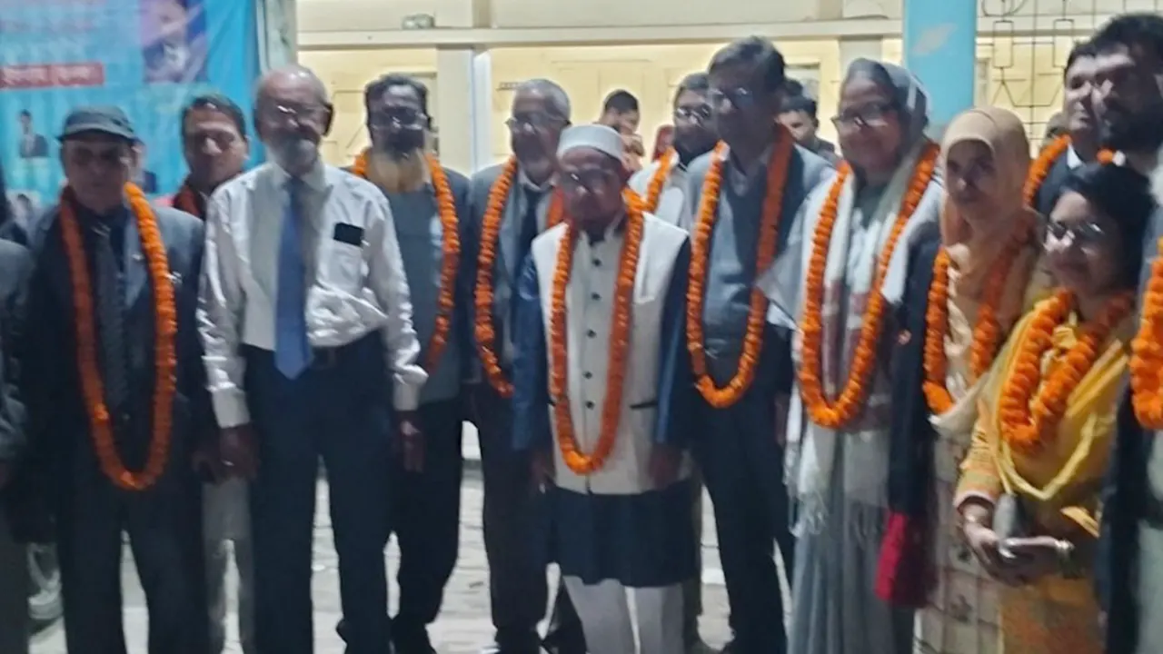 চাঁপাইনবাবগঞ্জে আইনজীবী সমিতির নির্বাচনে বিজয়ীরা। ছবি : কালবেলা