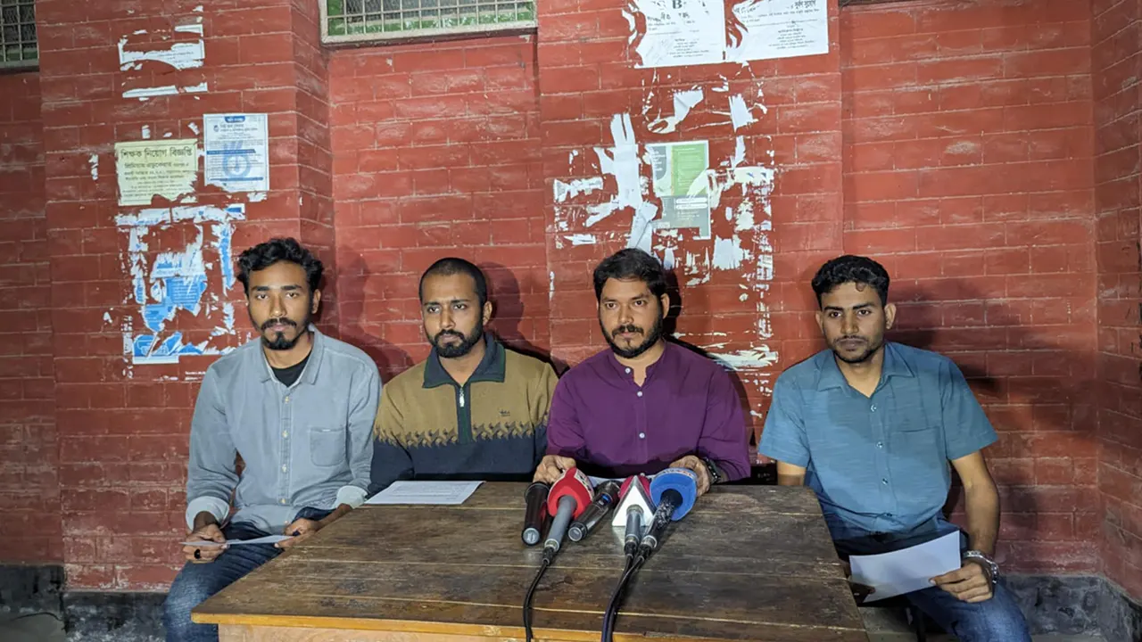 রাজশাহী বিশ্ববিদ্যালয় সাংবাদিক সমিতির কার্যালয়ের সংবাদ সম্মেলন। ছবি : কালবেলা