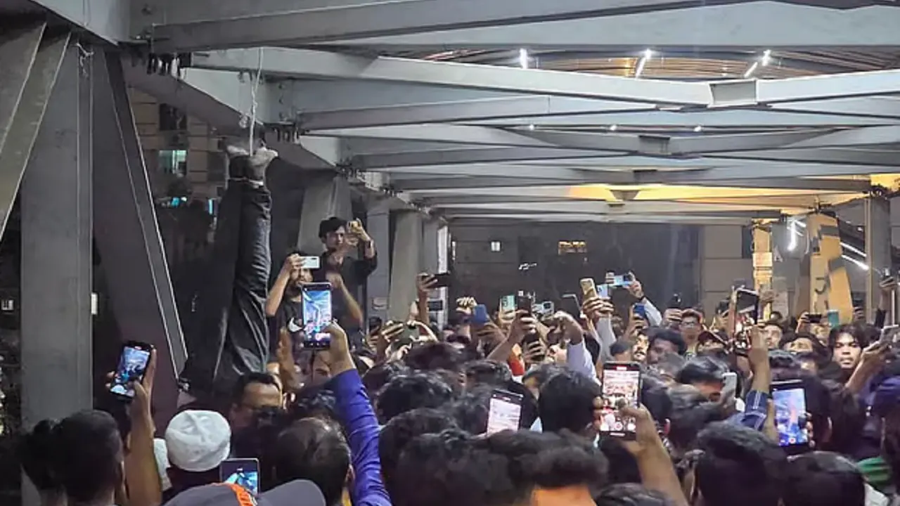 রাজধানীর উত্তরায় ছিনতাইকারী সন্দেহে মারধরের পর দুই ব্যক্তিকে ঝুলিয়ে রাখা হয়। ছবি : সংগৃহীত