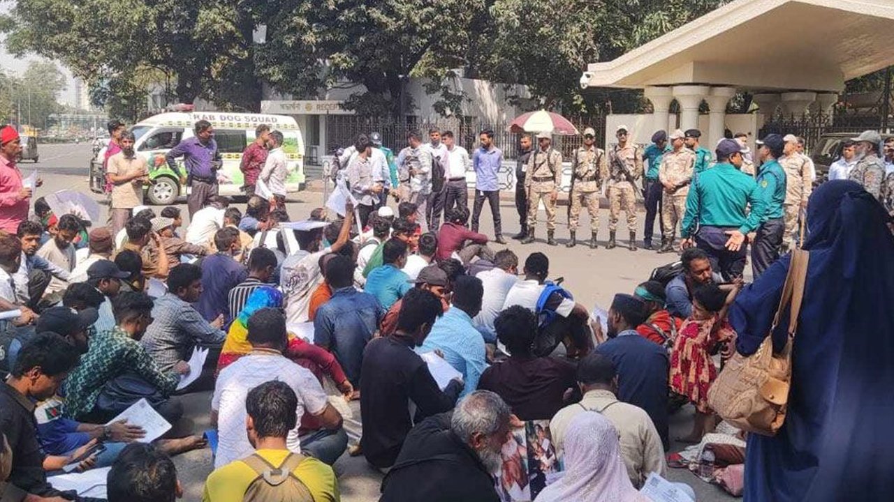 প্রধান উপদেষ্টার কার্যালয়ের সামনে জুলাই আন্দোলনে আহতদের অবস্থান। ছবি : সংগৃহীত