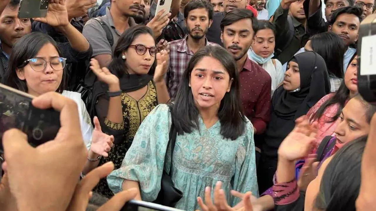 বিক্ষোভ করছেন বেসরকারি বিশ্ববিদ্যালয়ের একদল শিক্ষার্থী। ছবি : সংগৃহীত
