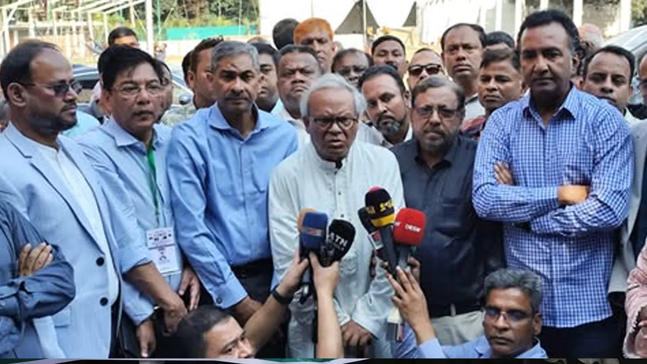 বর্ধিত সভার কাজকর্ম পরিদর্শন শেষে কথা বলেছেন রুহুল কবির রিজভী । ছবি : কালবেলা