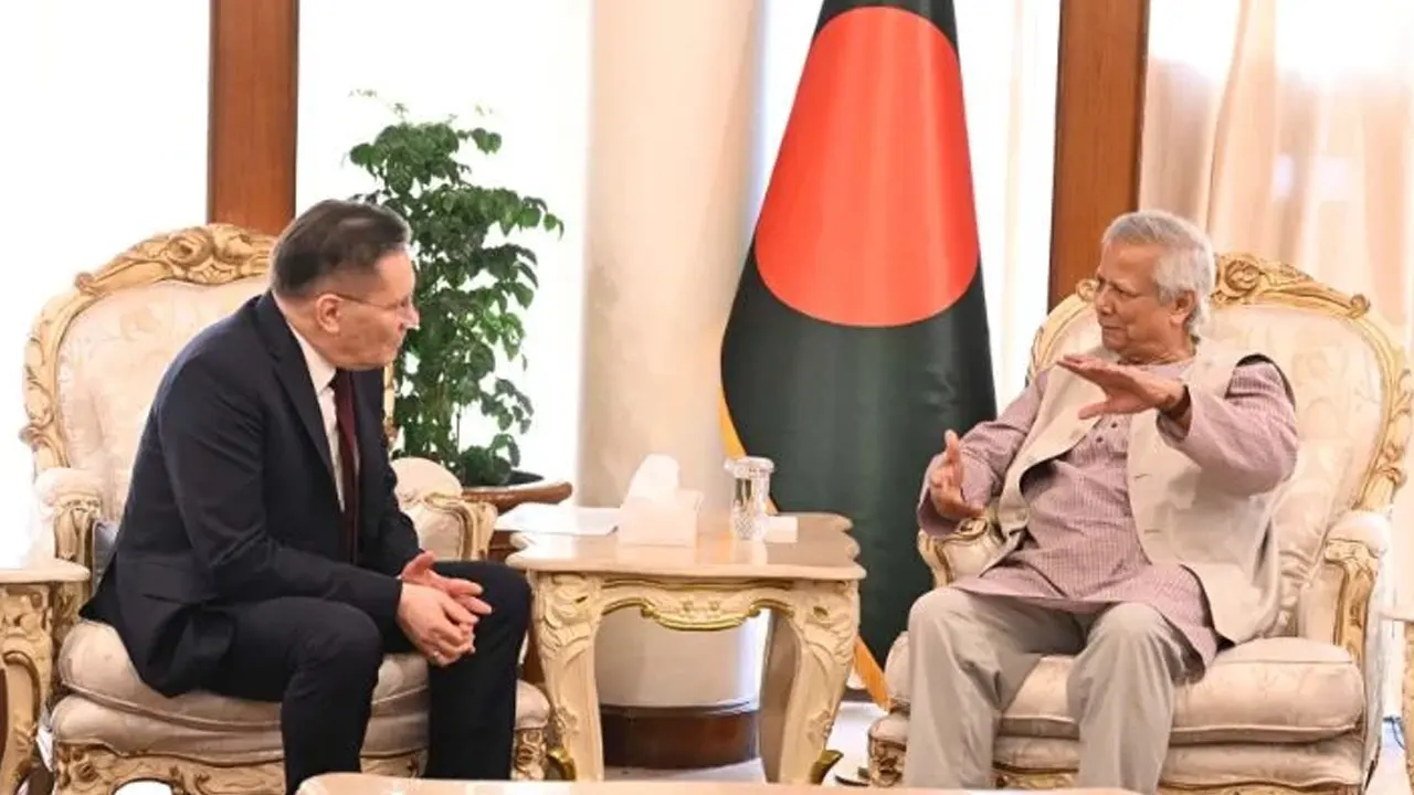 প্রধান উপদেষ্টা ড. ইউনূসের সঙ্গে সাক্ষাৎ করেন আলেক্সি লিখাচেভ। ছবি : সংগৃহীত
