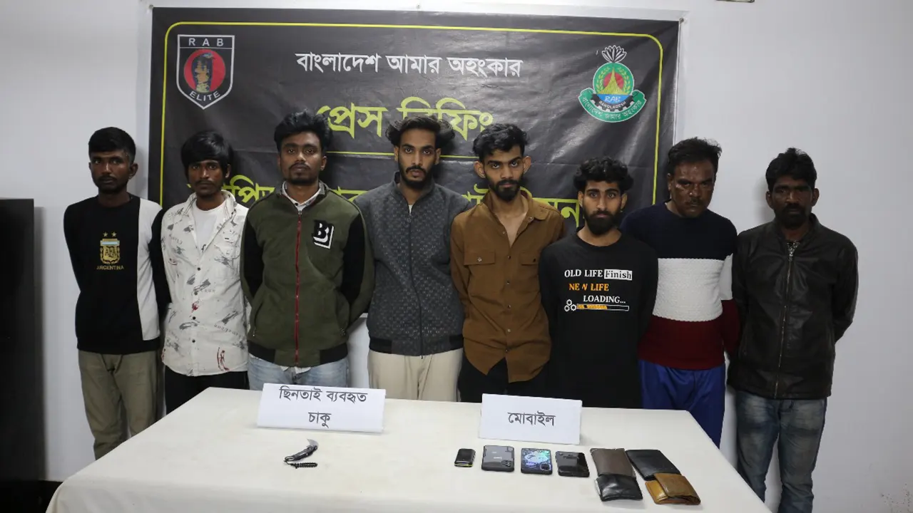 রাজশাহীতে র্যাবের হাতে ডাকাতি-ছিনতাই-চাঁদাবাজি চক্রের ১১ জন গ্রেপ্তার। ছবি : কালবেলা