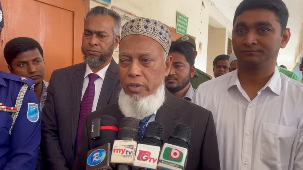 ধামরাই উপজেলা নির্বাচন কার্যালয় পরিদর্শনে ইসি আব্দুর রহমানেল মাছউদ। ছবি : কালবেলা