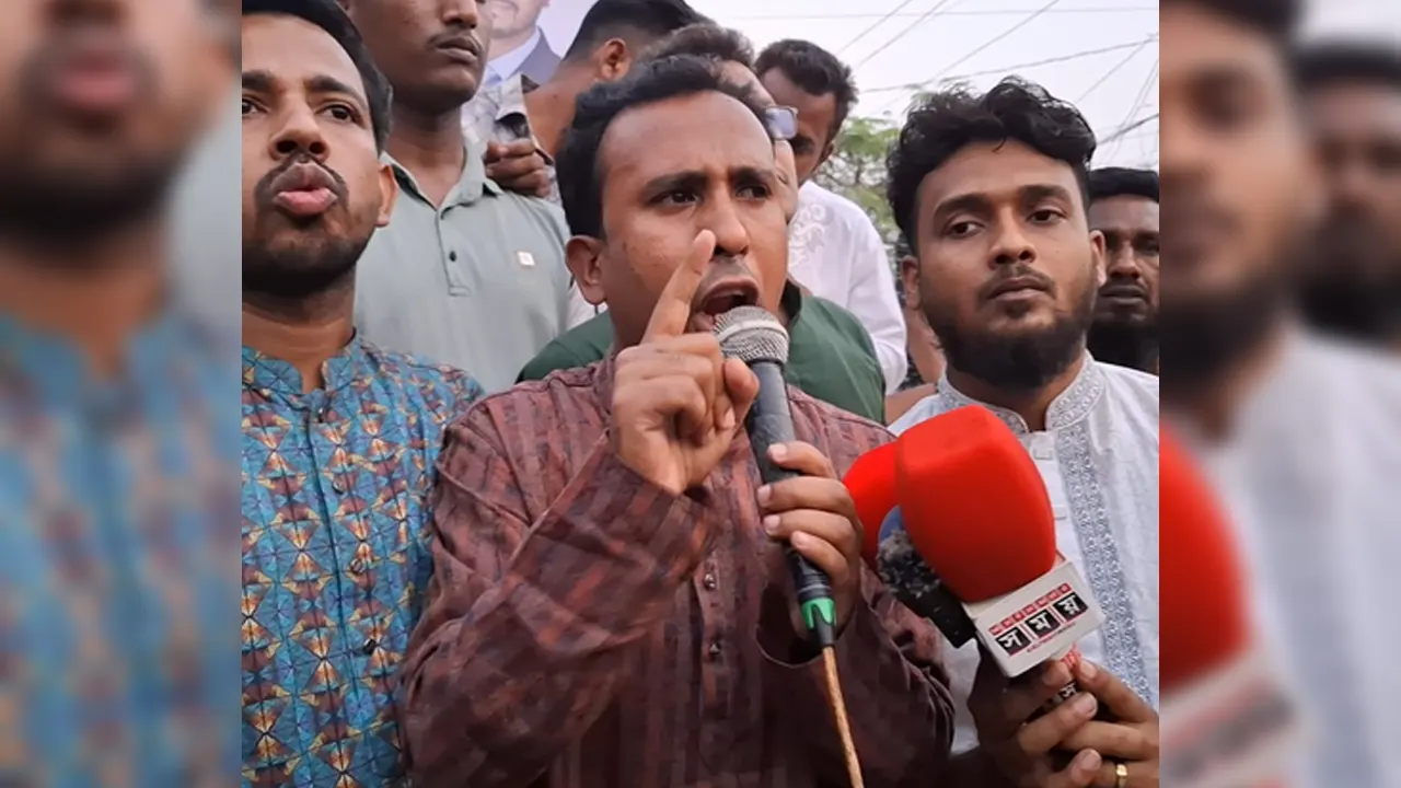 চাঁদাবাজি ও দুর্নীতিবিরোধী র‍্যালিতে বক্তব্য রাখেন আবু হানিফ। ছবি : কালবেলা