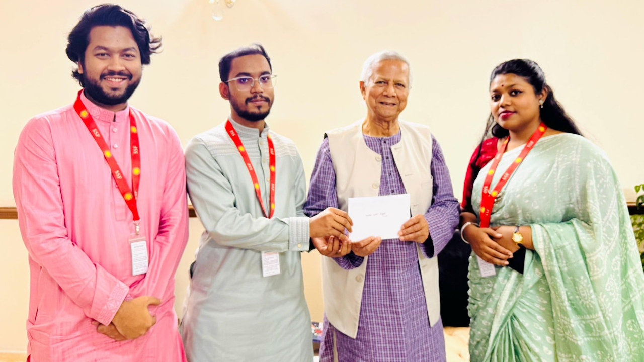 প্রধান উপদেষ্টা ড. মুহাম্মদ ইউনূসকে নিমন্ত্রণপত্র প্রদানকালে। ছবি : সংগৃহীত