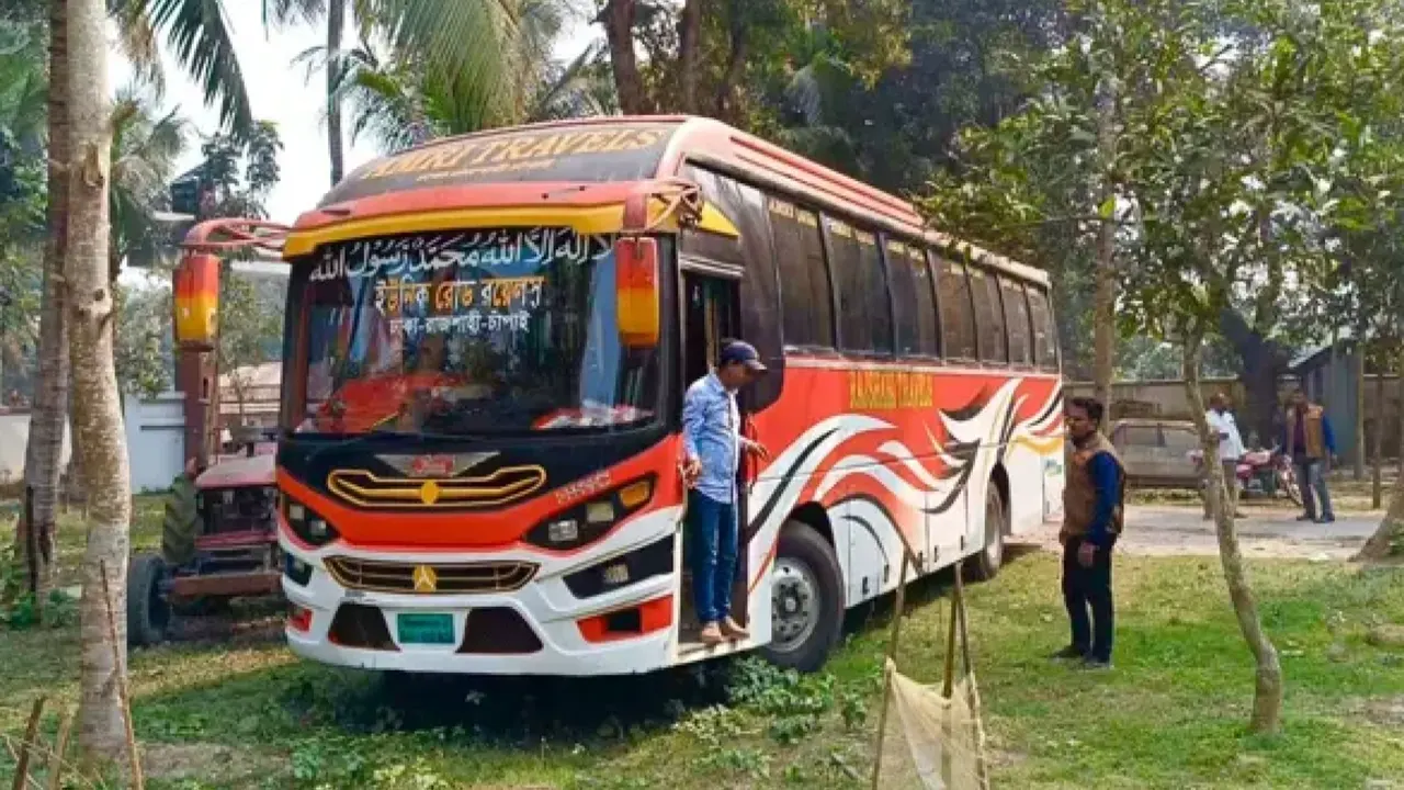 ডাকাতি হওয়া বাস। ছবি : কালবেলা