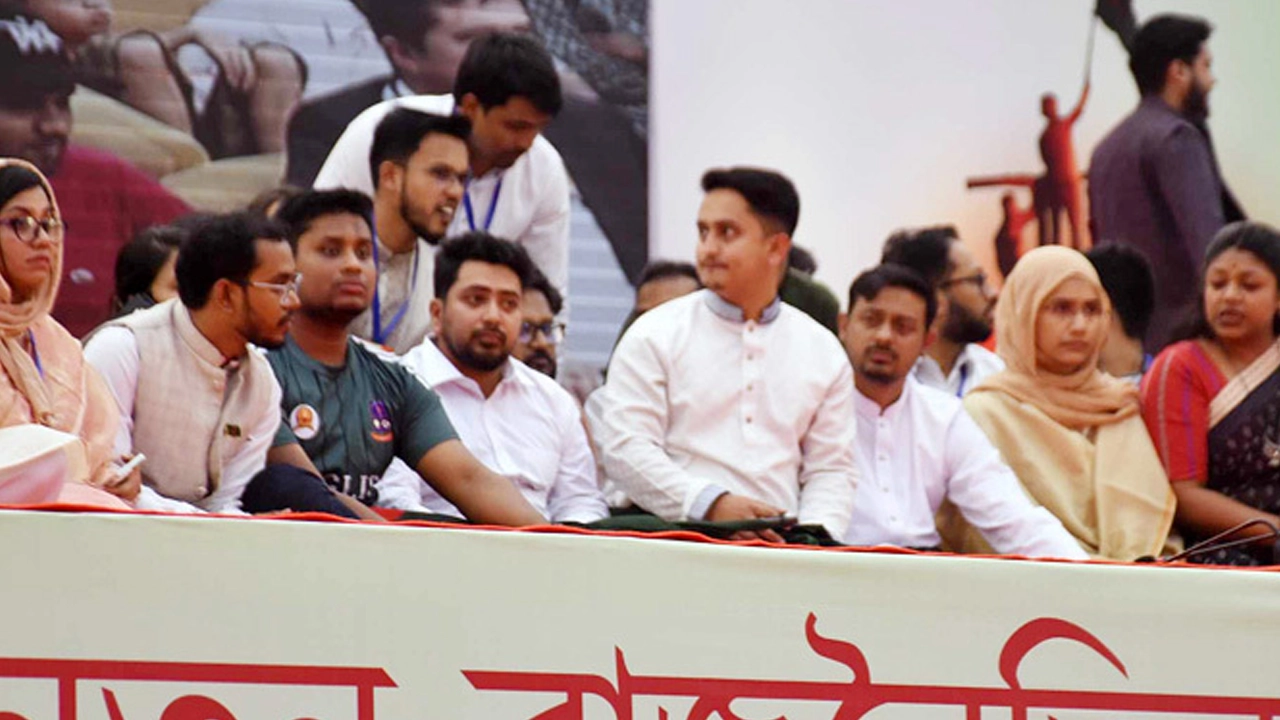 আত্মপ্রকাশ মঞ্চে সহযোদ্ধাদের সঙ্গে নাহিদ ইসলাম। ছবি : সংগৃহীত