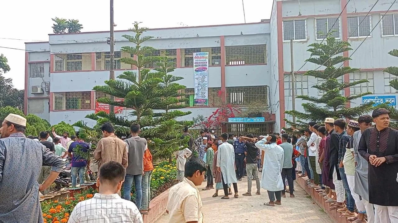 কুমিল্লা ভিক্টোরিয়া সরকারি কলেজে মসজিদের ইমাম নিয়োগকে কেন্দ্র করে দুপক্ষের সংঘর্ষে ১০ জন আহত হয়েছেন। ছবি : কালবেলা