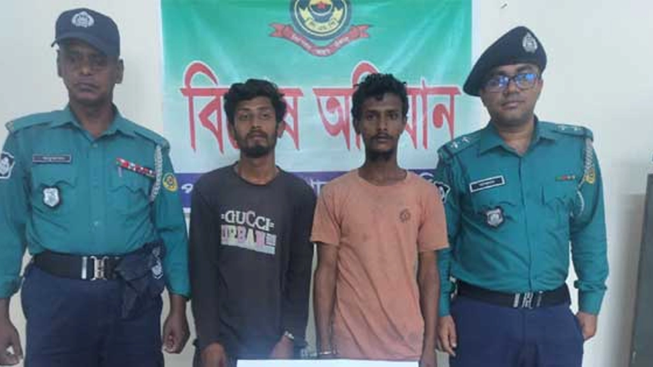 অস্ত্রসহ গ্রেপ্তার দুই আসামি। ছবি : কালবেলা