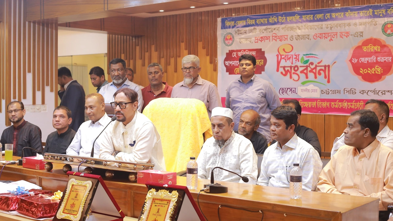 চট্টগ্রাম সিটি করপোরেশনের পরিচ্ছন্নতা বিভাগ আয়োজিত এক অনুষ্ঠানে বক্তব্য রাখছেন মেয়র ডা. শাহাদাত হোসেন। ছবি : কালবেলা
