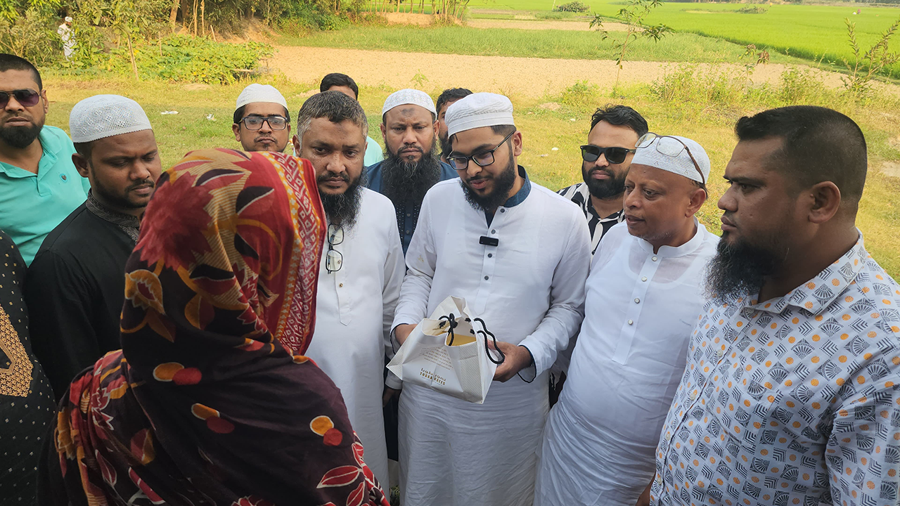 কায়কোবাদের পক্ষ থেকে শহীদ পরিবারের মাঝে রমজানের উপহার বিতরণ। ছবি : কালবেলা