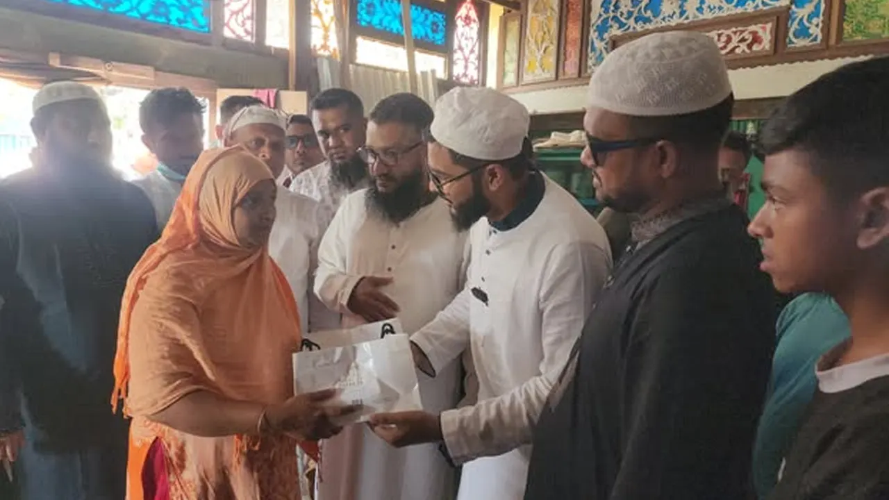 সাবেক মন্ত্রী কায়কোবাদের পক্ষ থেকে উপহার প্রদান। ছবি : কালবেলা