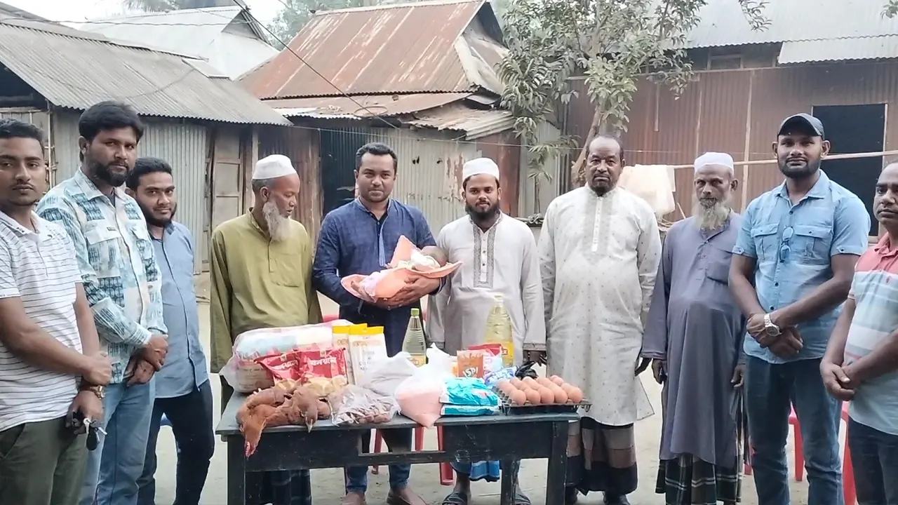 শহীদ রাকিবের পরিবারের মাঝে উপহার বিতরণ। ছবি : কালবেলা