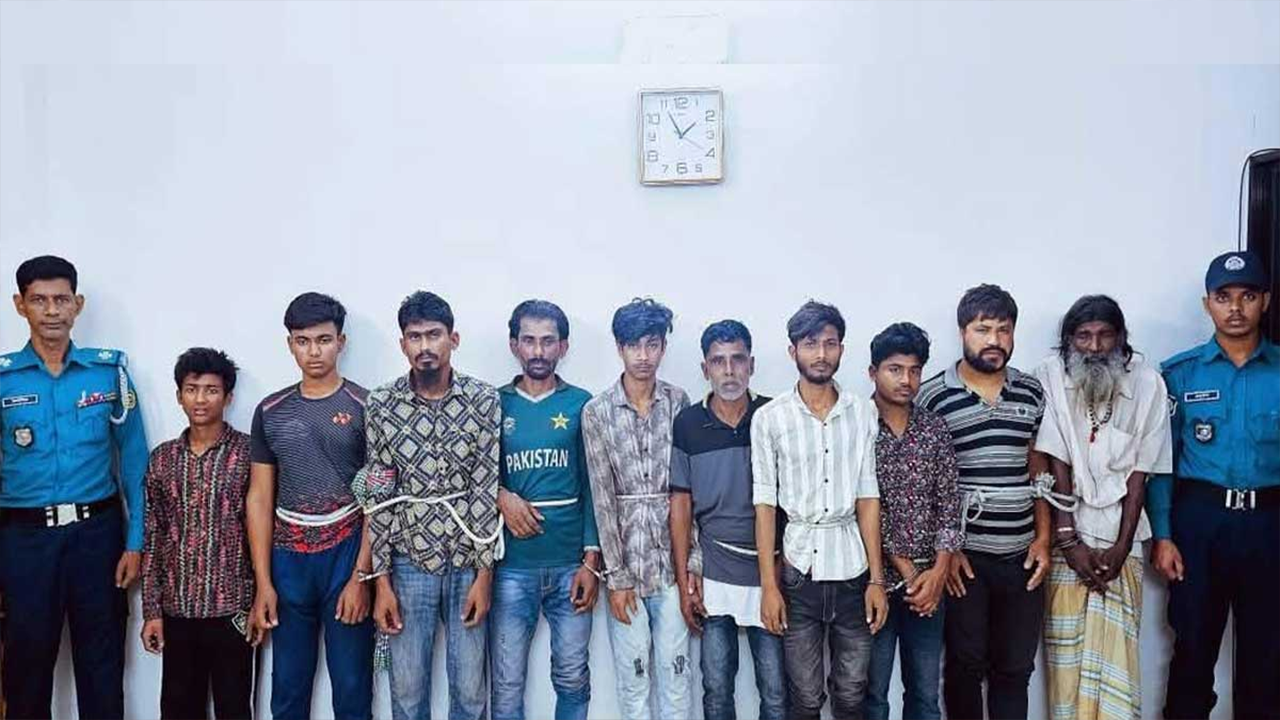 পুলিশের হাতে গ্রেপ্তাররা। ছবি : কালবেলা