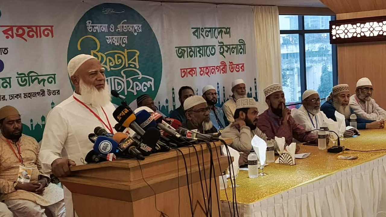 এতিমদের সম্মানে ইফতার মাহফিলে বক্তব্য দেন ডা. শফিকুর রহমান। ছবি : কালবেলা