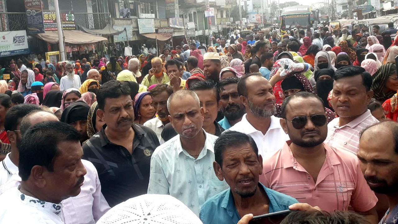 টিসিবির কার্ড না পাওয়ার অভিযোগে মনিরামপুরে মহাসড়ক অবরোধ করে বিক্ষোভ। ছবি : কালবেলা