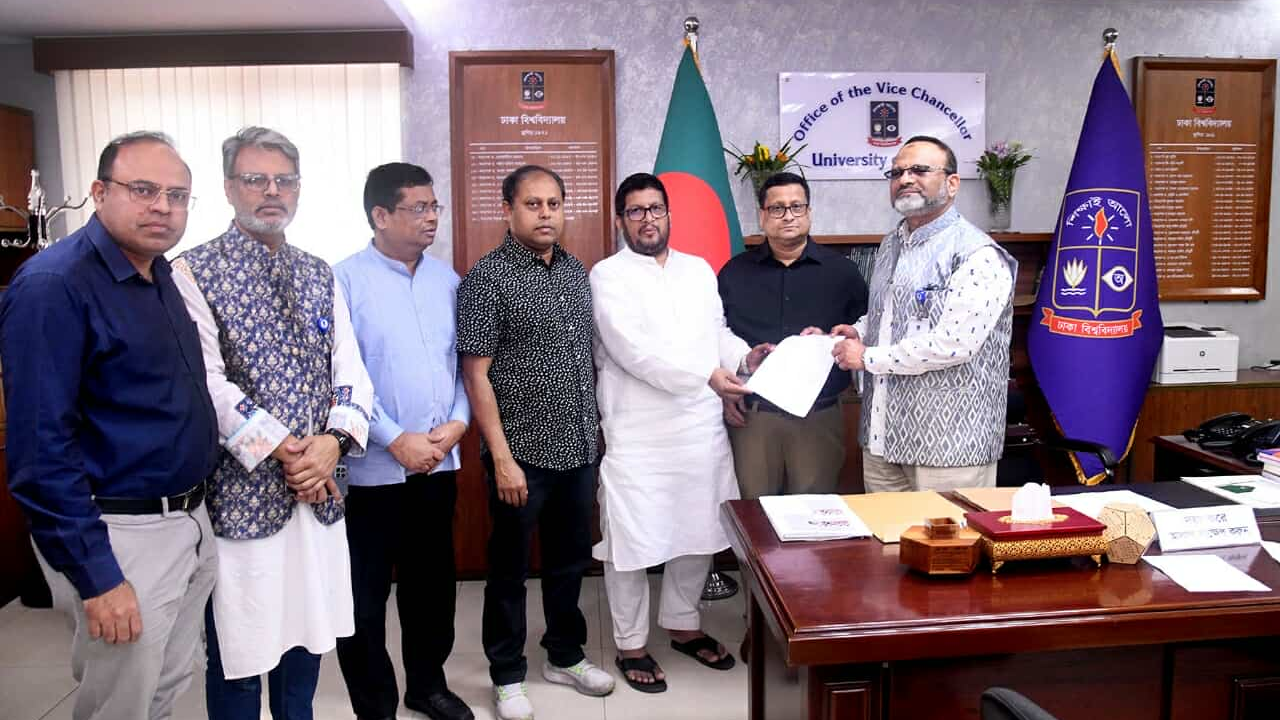 ঢাবি উপাচার্যের কাছে স্মারকলিপি প্রদানকালে সাদা দল। ছবি : কালবেলা