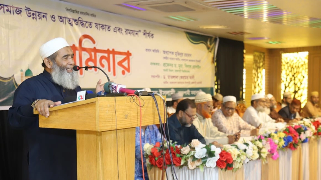 রাজশাহীতে এক সেমিনারে বাংলাদেশ জামায়াতে ইসলামীর কেন্দ্রীয় নায়েবে আমির অধ্যাপক মুজিবুর রহমান। ছবি : কালবেলা