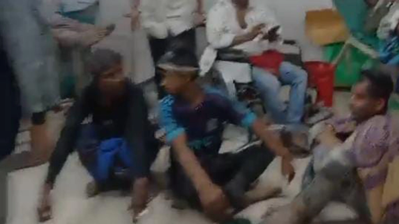 হাসপাতালে চিকিৎসা নিচ্ছেন আহতরা। ছবি : কালবেলা