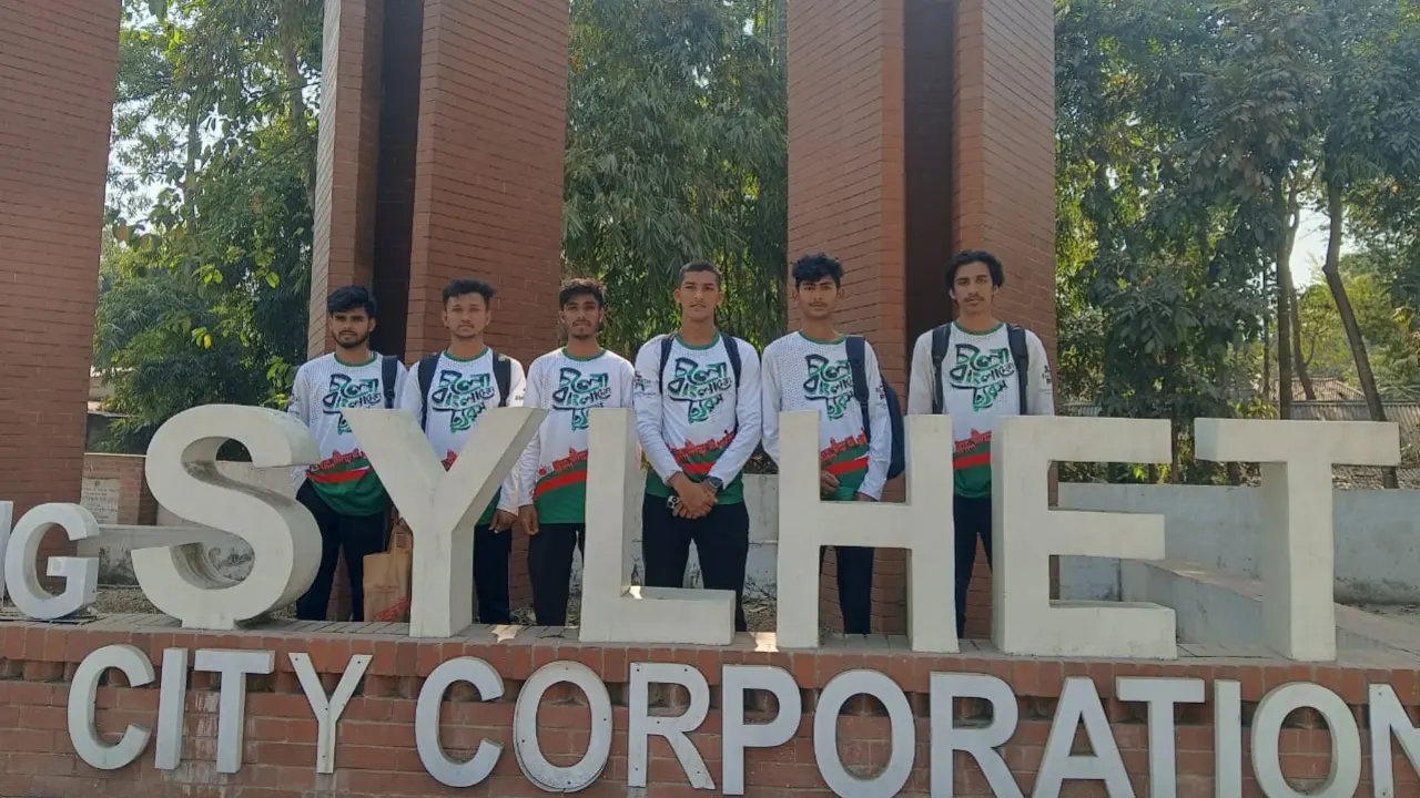 খাগড়াছড়ির মানিকছড়ি থেকে ছয় দিনে হেঁটে সিলেট ভ্রমণ করেছেন ছয় তরুণ। ছবি : সংগৃহীত