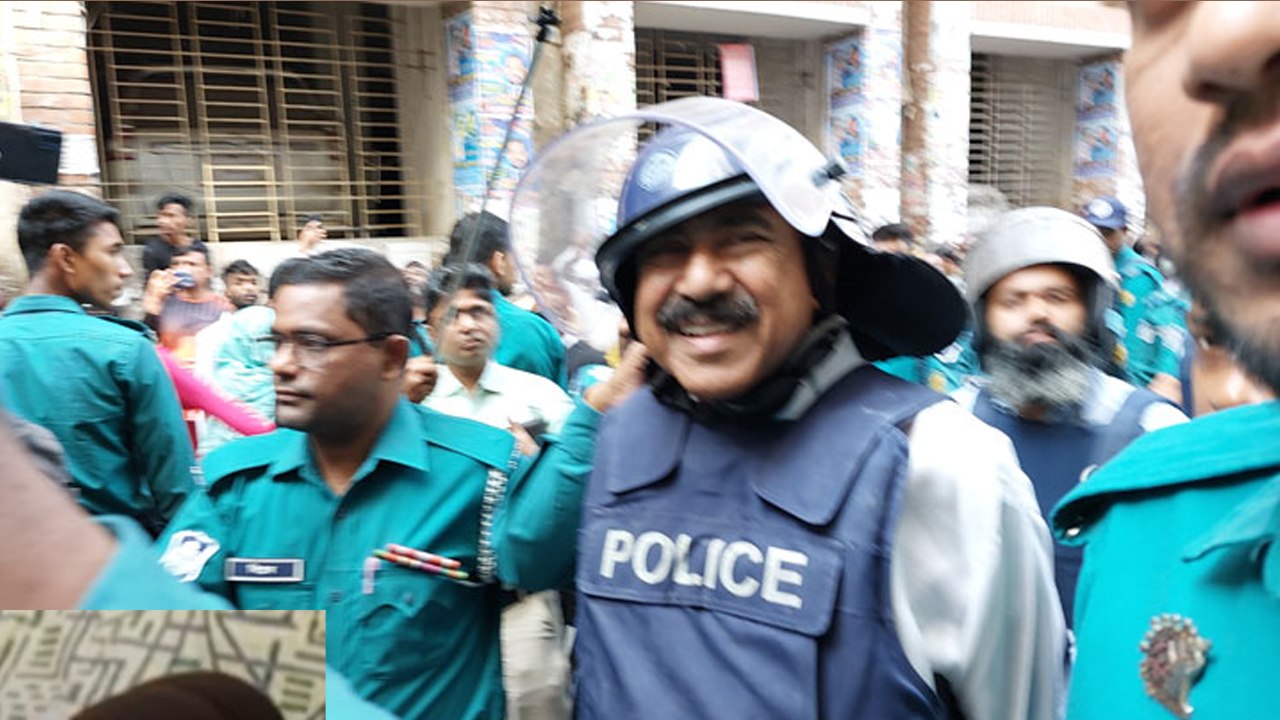 আদালত প্রাঙ্গণে সাবেক নৌমন্ত্রী শাজাহান খান। ছবি : সংগৃহীত