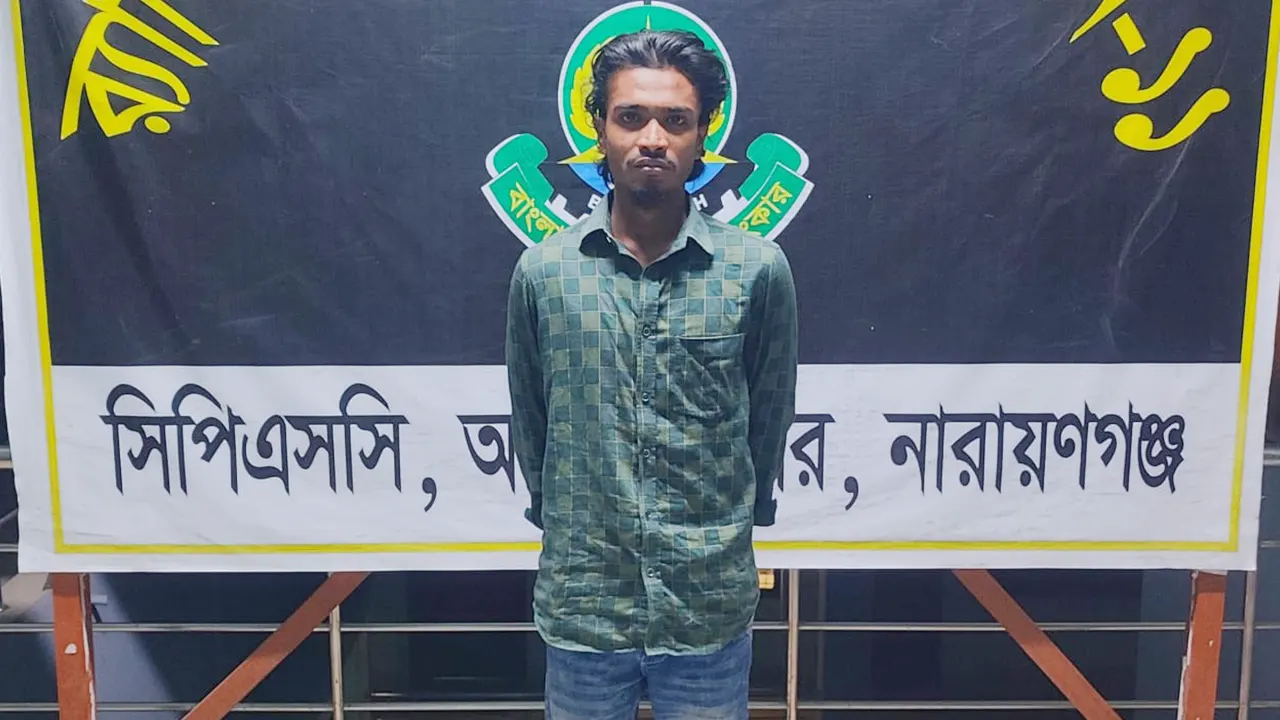 অস্ত্রসহ গ্রেপ্তার মেহেদী হাসান। ছবি : কালবেলা