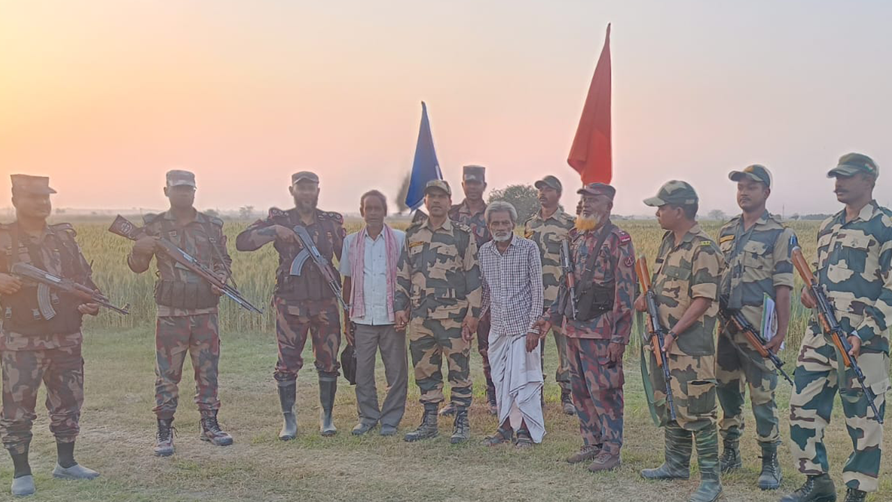কুষ্টিয়ার দৌলতপুর সীমান্তে বিজিবির হাতে আটক ভারতীয়রা। ছবি : কালবেলা