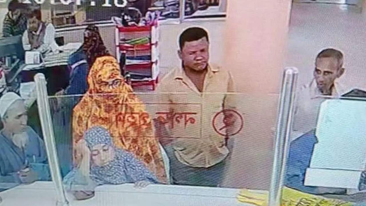 সিসিটিভি ফুটেজ থেকে নেওয়া ব্যাংকের ক্যাশ কাউন্টার। ছবি : সংগৃহীত
